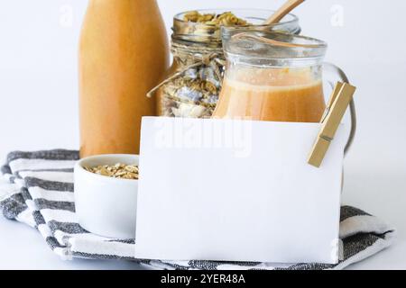 Saisonale Kürbis Karotten Smoothie Getränk Entgiftung mit Bio-Metall Trinkhalm Glas Müsli Müsli Haferflocken Frühstück. Papiernotiz. Essen sauber, wiegen Stockfoto