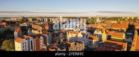 Schöne Architektur der Altstadt in Danzig, Polen an sonnigen Tagen. Panorama-Bannergröße Luftaufnahme von der Drohne des Hauptstadthaus und der St. Mary Basi Stockfoto