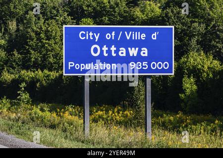 Ottawa Stadteingang Information Road Blue Schild am Straßenrand, kanadische zweisprachige französische und englische Schilder, Ville d'ottawa, Kanada, Nordamerika Stockfoto