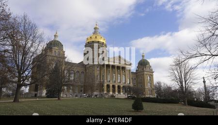 Die USA und staatlichen Flaggen wehen in Des Moines Hauptstadt Stockfoto