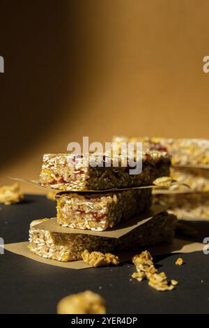 Hausgemachte natürliche Müsliriegel. Auswahl an hausgemachten Protein-Müsli-Frühstücksriegeln, mit Nüssen, Rosinen, getrockneten Kirschen und Schokolade. Gesunder Nussmusz Stockfoto