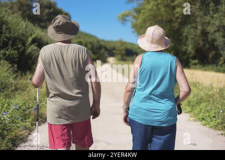 Senior Paar auf Wanderung Nähe zu sehen. Stockfoto