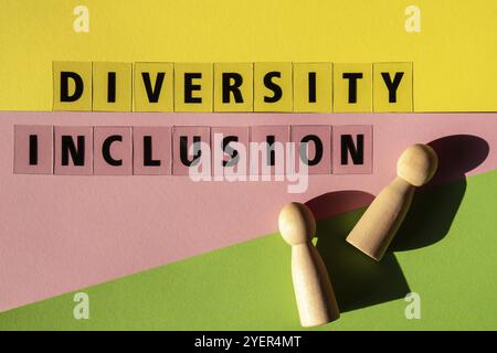 Einbeziehung der VIELFALT von Botschaften. Motivationswörter Zitate Konzept. Farbenfroher Hintergrund. Minimalistisches kreatives Konzept. Konzept der Gleichheit Identität equit Stockfoto