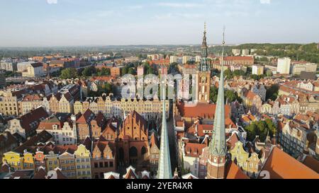 Marienkathedrale wunderschöne Panoramaarchitektur der Altstadt in Danzig, Polen bei Sonnenaufgang. Drohnen-pov mit luftaufnahme. Landschaftsstadt Stadt ab ab Stockfoto