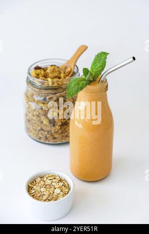 Saisonale Kürbis Karotten Smoothie Getränk Entgiftung mit Bio-Metall Trinkhalm Glas Müsli Müsli Haferflocken Frühstück. Orange Smoothie. Sauberes Essen, Stockfoto