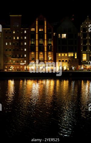 Danzig Polen März 2022 Altstadt in Danzig bei Nacht. Das Flussufer auf Granary Island spiegelt sich in der Dämmerung im Stadtbild des Moltawa River wider. Uralter Kran Stockfoto