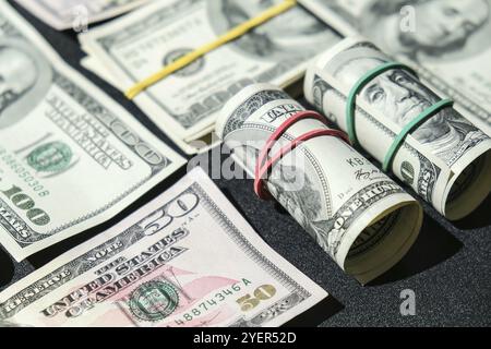 US-Dollar-Bundle-Nahaufnahme isoliert auf Dollar-Hintergrund. Papier Stückelungen von Dollar Cash-Rollen mit Gummibändern. Geschäftsbudget für Vermögen und p Stockfoto