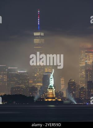 Der park Leuchten Lady Liberty inmitten Feuerwerk Rauch am 4. Juli, 2019 Stockfoto