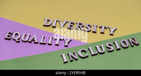 GLEICHBERECHTIGUNG BEI DER EINBEZIEHUNG VON VIELFALT. Motivationswörter Zitate Konzept. Farbenfroher Hintergrund. Minimalistisches kreatives Konzept. Konzept Identität Gleichheit b Stockfoto