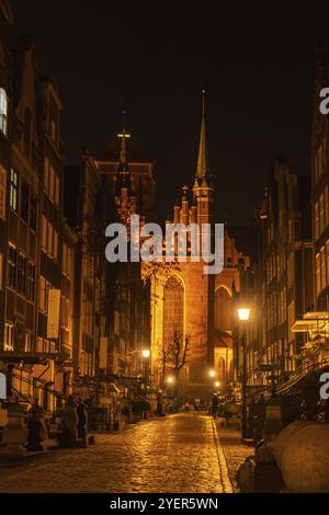 Stadtbild von Danzig mit St. Marienkirche und Rathaus bei Nacht, Polen. Wunderschöne Architektur der Mariacka Straße. St. Marys Kirche im alten Schlepptau Stockfoto