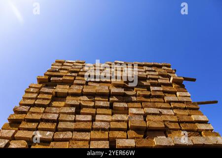 Ein helles, sonniges Licht ist der Blick von unten, der über einen großen Haufen von behandelten Holzdielen, 4 x 2 Bretter, die für den Bau von Stollenwänden verwendet werden, mit Kopie scheint Stockfoto