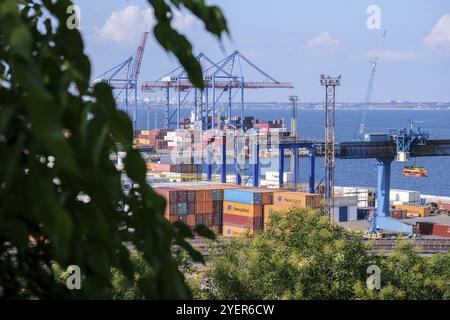 Odessa Ukraine, Juli 2021: Massengutschiff unter Beladung von Klinkerfracht durch Landkrane mit Greifern. Tätigkeit des Seehandelhafens. Schüttgutbehälter Stockfoto