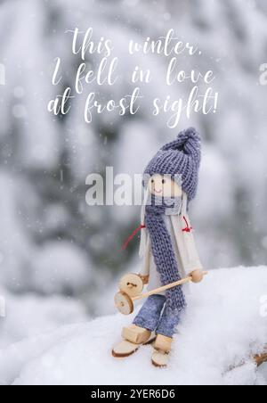 Diesen Winter verliebte ich mich in Frost Sight Inspiration Witz Zitat Angel Gnom in Schal und Strickmütze Skifahren auf verschneitem Tannenzweig Elf Spielzeug auf der Station Stockfoto