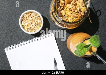 Saisonale Kürbis Karotten Smoothie Getränk Entgiftung mit Bio-Metall Trinkhalm Glas Müsli Müsli Haferflocken Frühstück. Papiernotiz. Essen sauber, wiegen Stockfoto