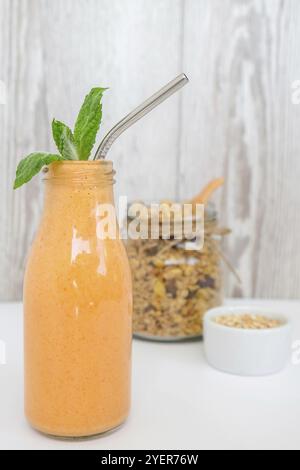 Saisonale Kürbis Karotten Smoothie Getränk Entgiftung mit Bio-Metall Trinkhalm Glas Müsli Müsli Haferflocken Frühstück. Orange Smoothie. Sauberes Essen, Stockfoto