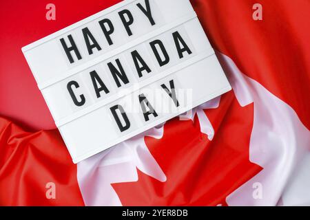 Die Nationalflagge von Kanada. Leuchtkasten mit Text HAPPY CANADA DAY Kanadische Flagge oder das Maple Leaf. Patriotismus. Konzept der internationalen Beziehungen. Unabhängig Stockfoto