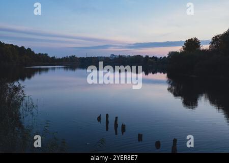 Atemberaubend schöner See in der goldenen Herbstsaison. Magische mehrfarbige Reflexion mit Lichtkräuseln auf der Oberfläche des Wasserfallabends. Aut Stockfoto