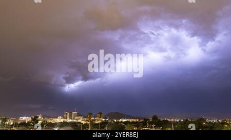 Gewitter Blitz über der Innenstadt von Tucson Arizona Usa Stockfoto