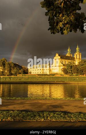 Starker Regen und Regenbogen über der Weichsel in Krakau Polen. Atemberaubende Aussicht auf die Regenzeit und den Regenbogen der Stadt. Himmel, Panoramablick Stockfoto