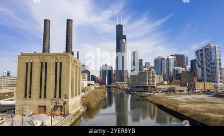 Die Gebäude der Chicago Illinois spiegeln sich in einer der vielen Wasserstraßen Reisen durch die Stadt Stockfoto