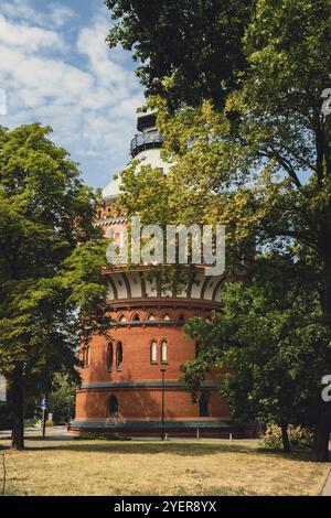 Der alte Backsteinwasserturm in Bydgoszcz. Der Wasserturm in Bydgoszcz, Polen, historisches Wahrzeichen und Aussichtspunkt der Stadt, neogotische Architektur Polen, Europa Stockfoto