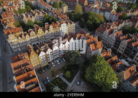 Wunderschöne Panoramaarchitektur der Altstadt in Danzig, Polen bei Sonnenaufgang. Drohnen-pov mit luftaufnahme. Landschaft Stadtbild Stadt von oben. Kleiner Vintage h Stockfoto