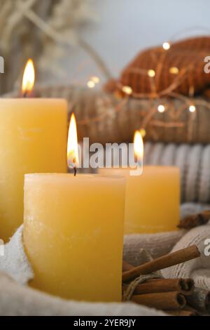 Hallo Herbst, feiern Herbstferien in gemütlichen Hause auf der Fensterbank Hygge Atmosphäre Thanksgiving Blätter, Gewürze und Kerze auf gemütlichen Strickpullover Stockfoto