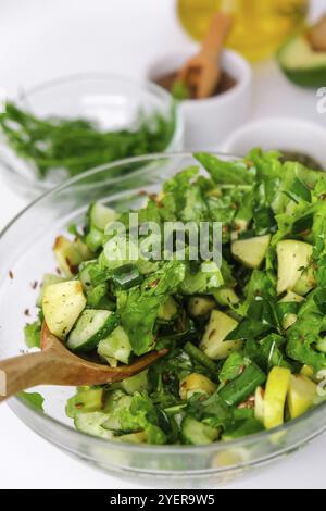 Salat mit frischem Gemüse und Kräutern. Kochen gesunde Ernährung oder vegetarische Speisen. Schritt für Schritt Rezept. Gesunde Ernährung. Zutaten für Salat. RAW-Format Stockfoto