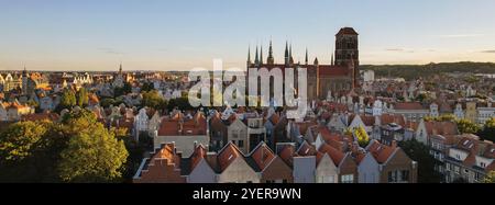 Schöne Architektur der Altstadt in Danzig, Polen an sonnigen Tagen. Panorama-Bannergröße Luftaufnahme von der Drohne des Hauptstadthaus und der St. Mary Basi Stockfoto