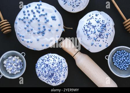 Happy Day Helle Ostern. Zutaten zum Backen von osterkuchen. Osterferien. Hausgemachter Kuchen und Eier. Kulich Festlich ostern Hintergrund Minimalismus Stockfoto