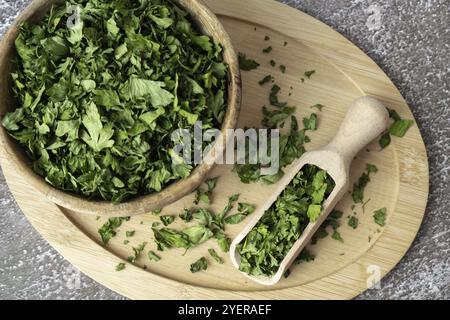 Frisch getrocknete grüne Petersilie Adaptogene Zutat. Kräutermedizin gesunde Ernährung. Superfood-präbiotische Nahrung. Nachhaltige, selbst angebaute Bio-Kräuter Stockfoto