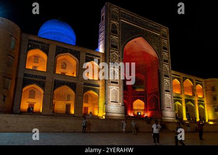 Nachtansicht auf mir-i Arab Madrasa Institution, die Teil des POI-Kalyan Komplexes im heiligen Buchara ist. Kalyan Mosque, komponierend POI-Kalyan Ensemble is t Stockfoto