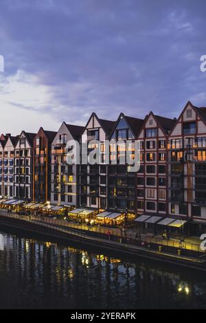 Altstadt in Danzig in der Sommerdämmerung Polen. Sonnenuntergang Nacht Blick vom Fenster Dach auf neue moderne Architektur Gebäude Hotels in Danzig Plac Stockfoto