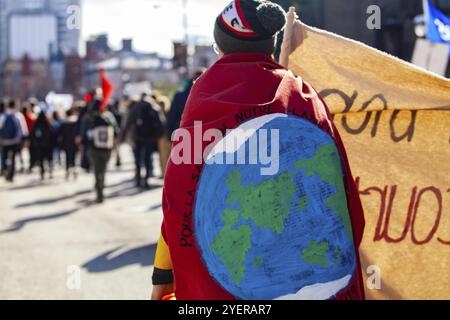 Der Demonstrator ist von hinten gesehen, marschieren auf einer belebten Straße mit während einer Demonstration gegen den Klimawandel Stockfoto