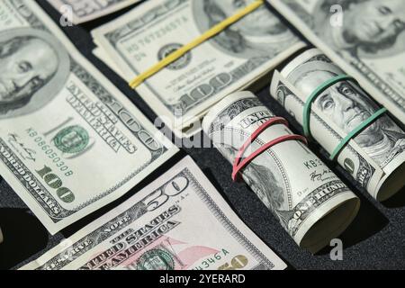 US-Dollar-Bundle-Nahaufnahme isoliert auf Dollar-Hintergrund. Papier Stückelungen von Dollar Cash-Rollen mit Gummibändern. Geschäftsbudget für Vermögen und p Stockfoto