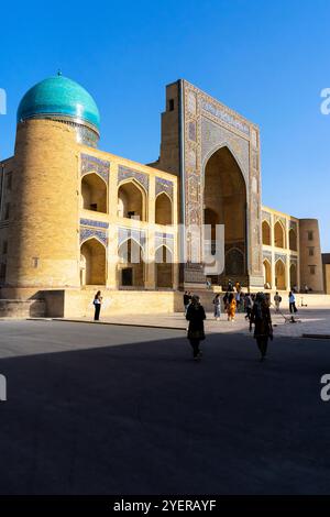 Blick auf die mir-i arabische Madrasa-Institution, die Teil des POI-Kalyan-Komplexes im heiligen Buchara ist. Kalyan Mosque, Composing POI-Kalyan Ensemble ist das cen Stockfoto