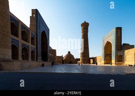 Po-i-Kalan-Komplex. Die Kalyan-Moschee und die mir-i-Arabische Madrasa-Moschee befinden sich gegenüber. Die aktive Miri-Arabische Madrassah ist eine der MOS Stockfoto