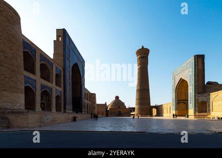 Po-i-Kalan-Komplex. Die Kalyan-Moschee und die mir-i-Arabische Madrasa-Moschee befinden sich gegenüber. Die aktive Miri-Arabische Madrassah ist eine der MOS Stockfoto