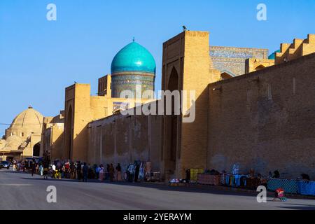 Straßenblick auf die mir-i Arab Madrasa Institution, die Teil des POI-Kalyan-Komplexes im heiligen Buchara ist. Kalyan Mosque, komponiert POI-Kalyan Ensemble is Stockfoto