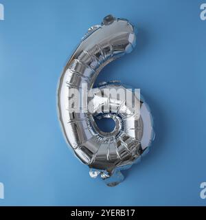 6 6 Metallballon isoliert auf blauem Hintergrund. Grußkarte Silberfolie Ballonnummer Happy Birthday Holiday Konzept. Kopierbereich für Text. Cele Stockfoto