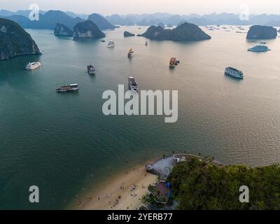 Die Halong-Bucht ist ein UNESCO-Weltkulturerbe und beliebtes Reiseziel Vietnam. Kreuzfahrtschiffe Stockfoto