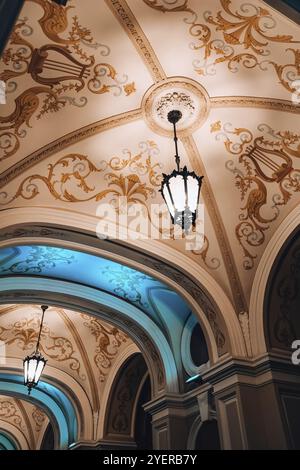 Blick aus der Nähe auf das Chandelier National Odessa National Academic Opera and Ballet Theatre bei Nacht. Architektonisches Denkmal. Reiseziel. Urlaub Stockfoto