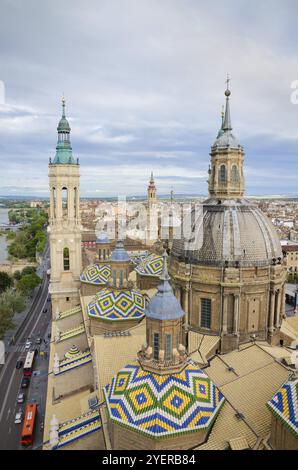 Luftaufnahme von Zaragoza Stadtbild, Fliesen Draufsicht auf die Hauben und das Dach vom Turm der Kathedrale-Basilika unserer lieben Frau von der Säule, Zaragoza, prov Stockfoto