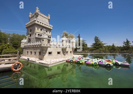 Europa Park in Torrejon de Ardoz, Madrid, Spanien. Es ist ein urbaner Park, in dem mit seinen hochgelegenen Denkmälern die berühmtesten europäischen Wahrzeichen repräsentiert werden Stockfoto