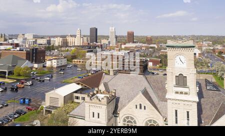 Weiche, weiße Wolken erscheinen nach dem Regen stoem in Downtown Akron, Ohio Stockfoto