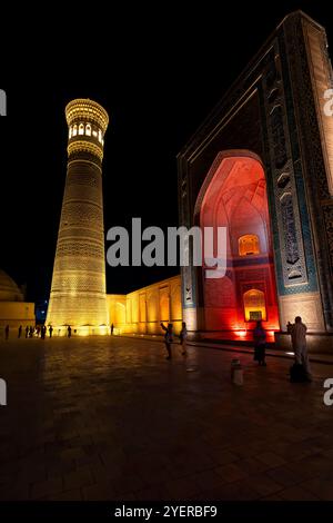 Nächtlicher Blick auf die historische Kalyan Moschee und das Kalyan Minarett, das ist der wichtigste Ort im heiligen Buchara. Kalyan Moschee, Komponierung des Poi-Kalyan Ensemble i Stockfoto