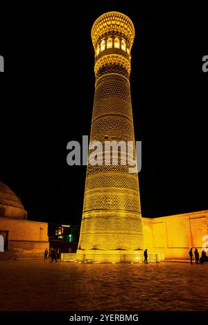 Nachtansicht auf das Kalyan Minaret im heiligen Buchara. Kalyan Mosque, Composing POI-Kalyan Ensemble, ist die zentrale Moschee des heiligen Buchara. Usbekistan. Kal Stockfoto