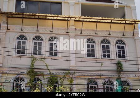 Detaillierte Sicht auf Fenster, Türen und Balkone von Stadtgebäuden Stockfoto