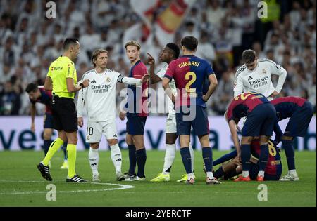 Madrid, 26.10.2024. Spieltag 11 des Spiels La Liga, das im Stadion Santiago Bernabéu zwischen Real Madrid und Barcelona ausgetragen wurde. Auf dem Bild Sánchez Martínez, Modric und Vinicius und Mbappé. Foto: Ignacio Gil. ARCHDC. Quelle: Album / Archivo ABC / Ignacio Gil Stockfoto