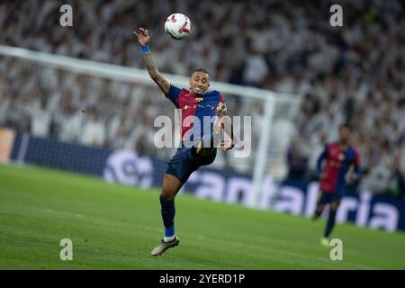 Madrid, 26.10.2024. Spieltag 11 der Liga spielte im Santiago Bernabéu Stadion zwischen Real Madrid und Barcelona. Auf dem Bild, Raphinha. Foto: Ignacio Gil. ARCHDC. Quelle: Album / Archivo ABC / Ignacio Gil Stockfoto